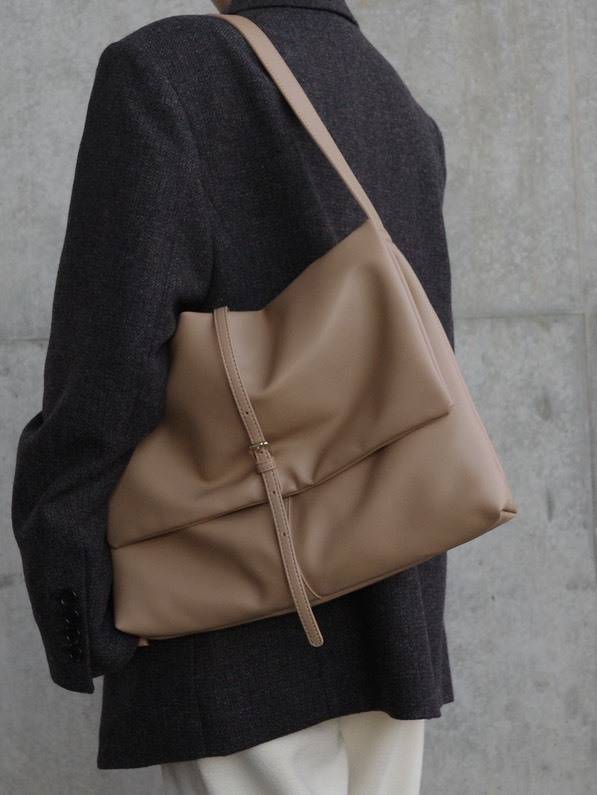 ベージュのフラップショルダーバッグ