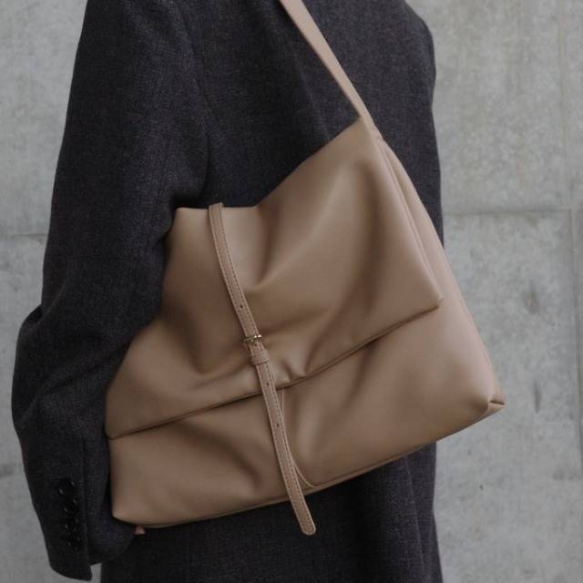 ベージュのフラップショルダーバッグ
