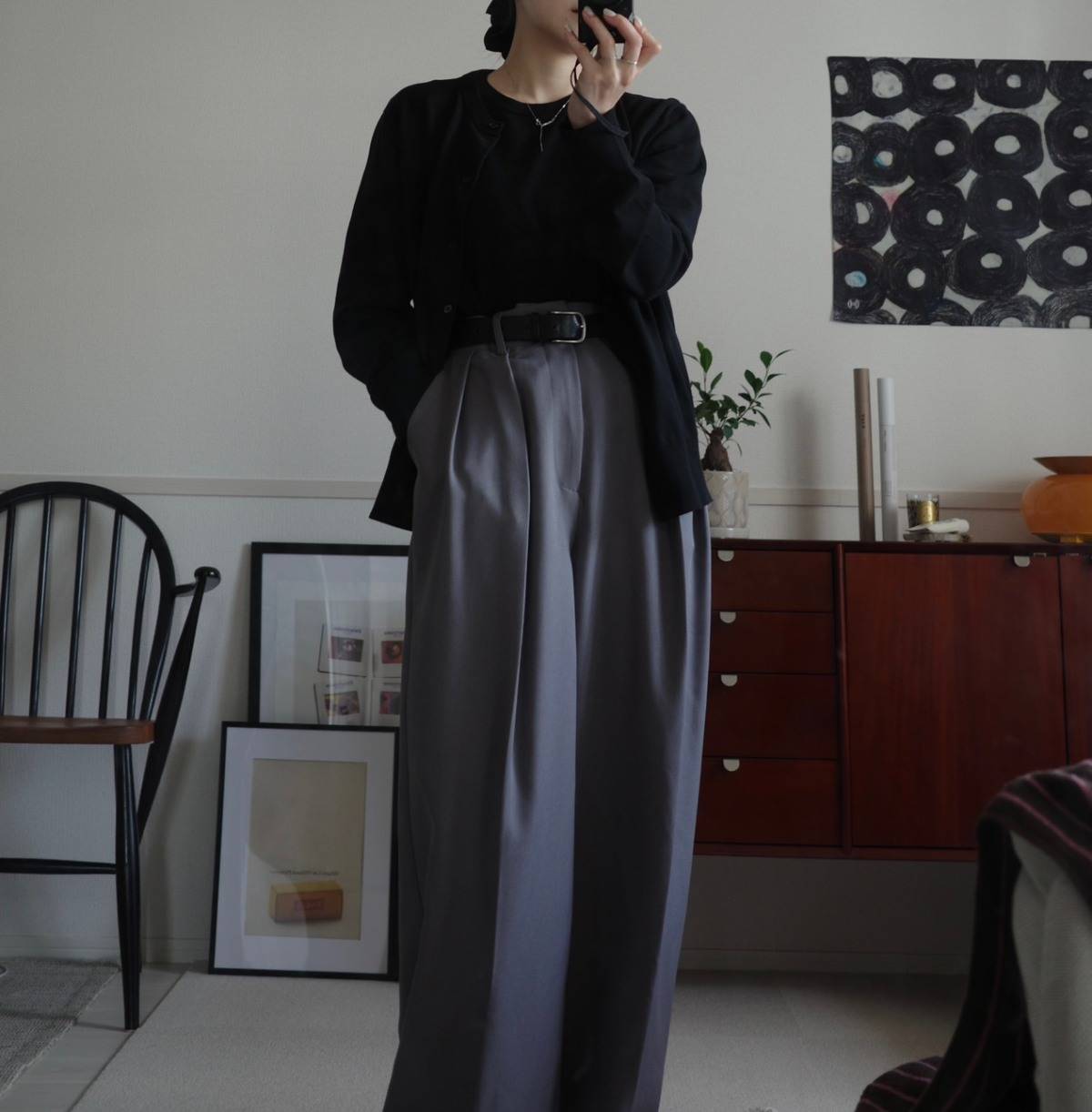 「ミラオーウェン」の美脚ワイドパンツコーデ