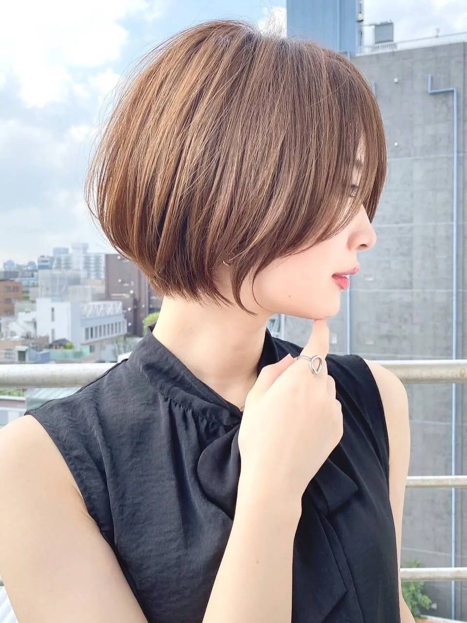 サイド長めフェミニンショート