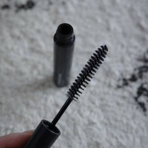 ポーチにあると安心♪乱れヘアにさっとひと塗り「マトメージュ」でツヤ髪補正