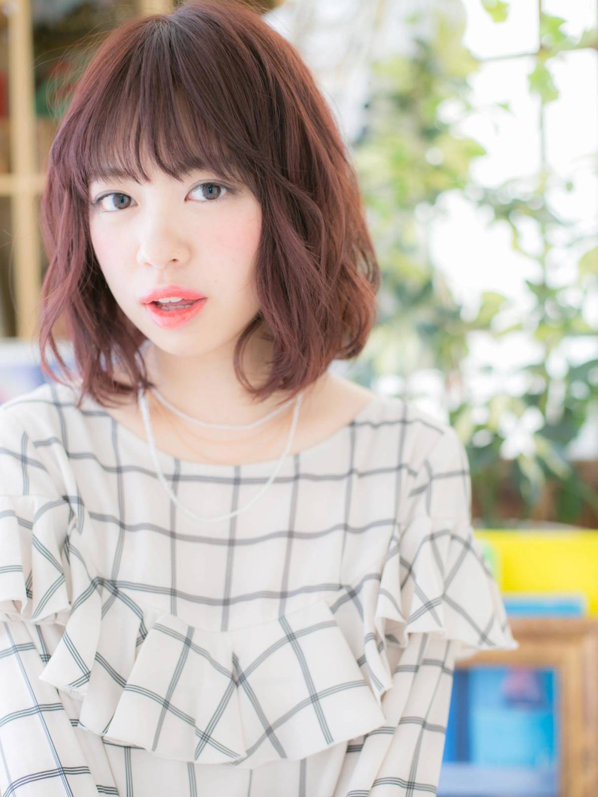 ピンクブラウンのウェーブボブ