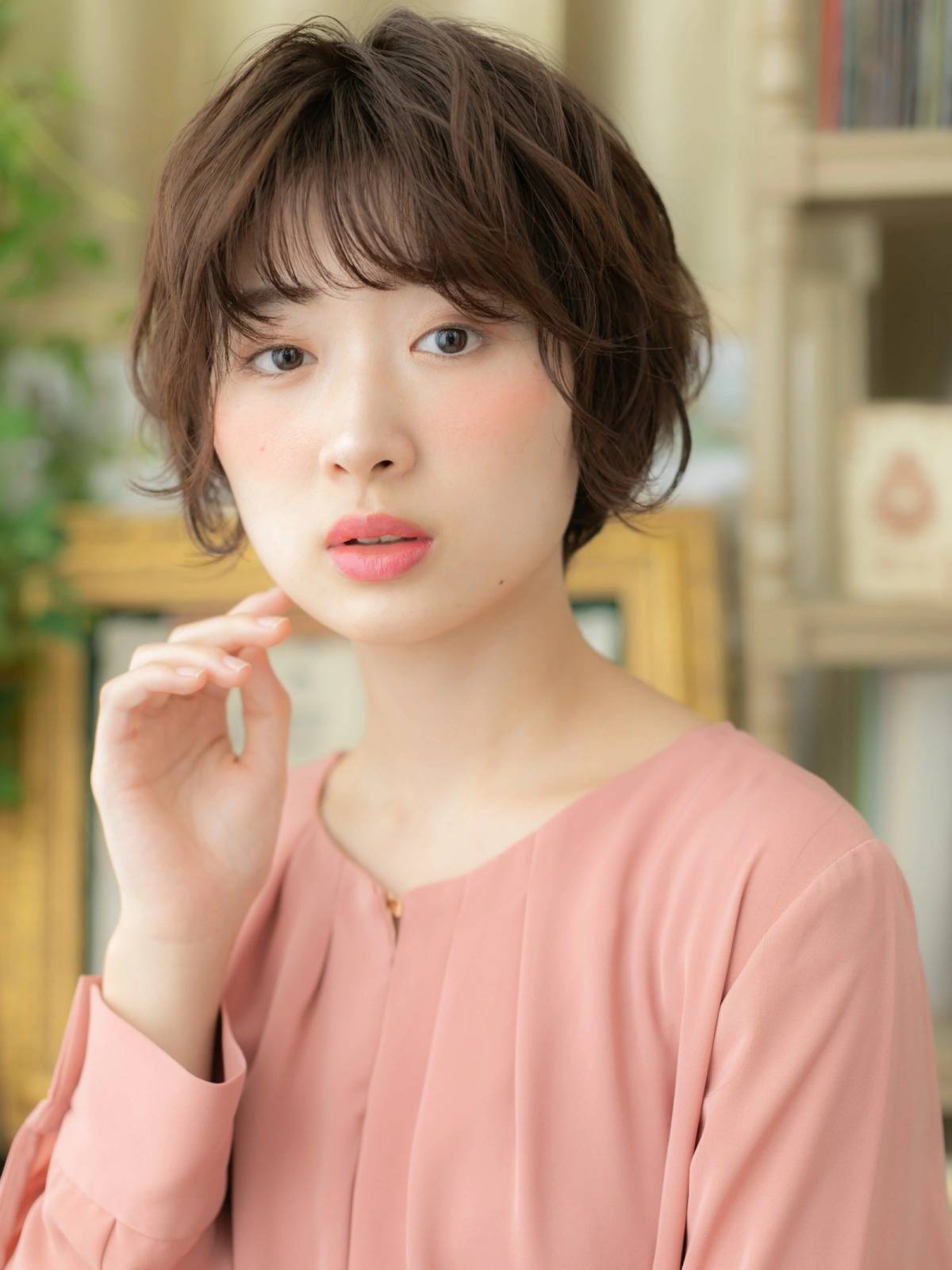 くすみカラーのゆるふわボブ