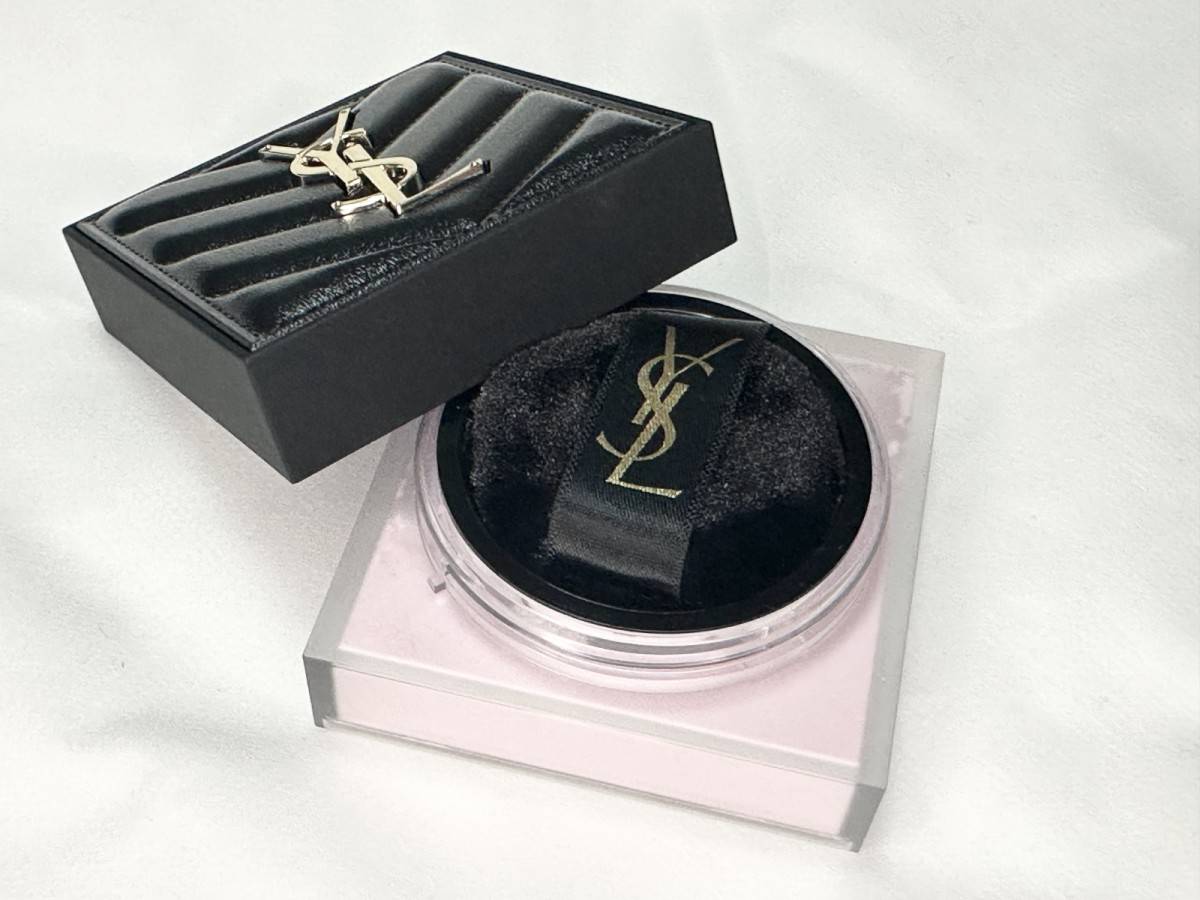 YVES SAINT LAURENT唯一ののルースタイプのフェイスパウダー