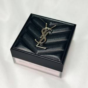 とんでもなく美肌に仕上がる……。透明感あふれる「優秀パウダー」