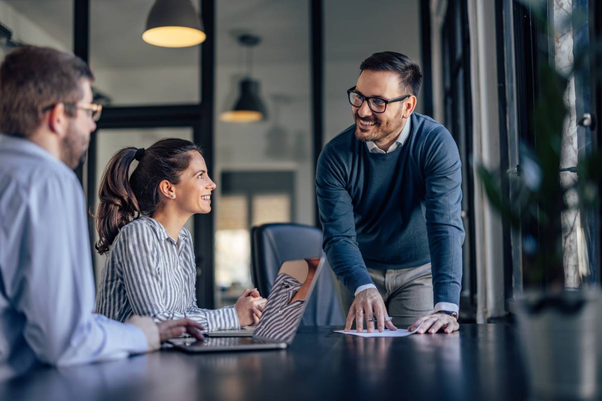 2人の同僚と話し合う男性