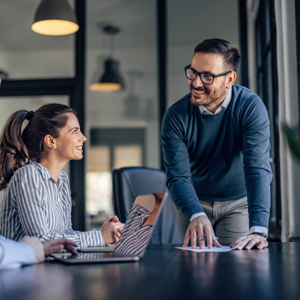 2人の同僚と話し合う男性