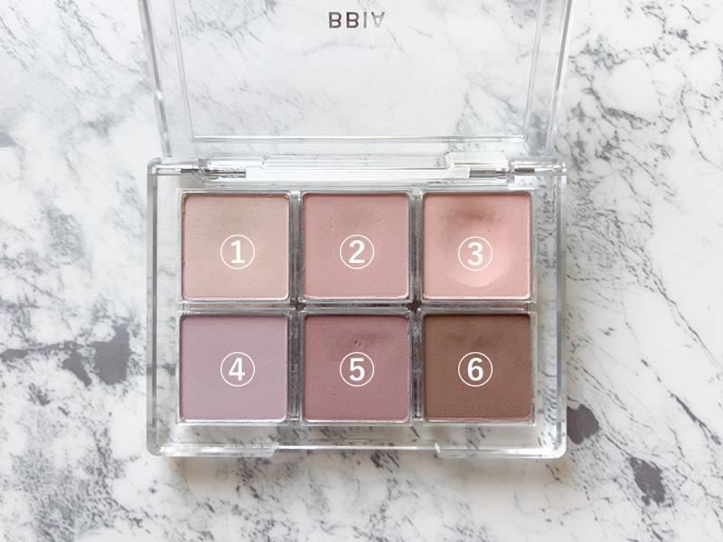 色ごとに番号をふったアイシャドウパレットの画像