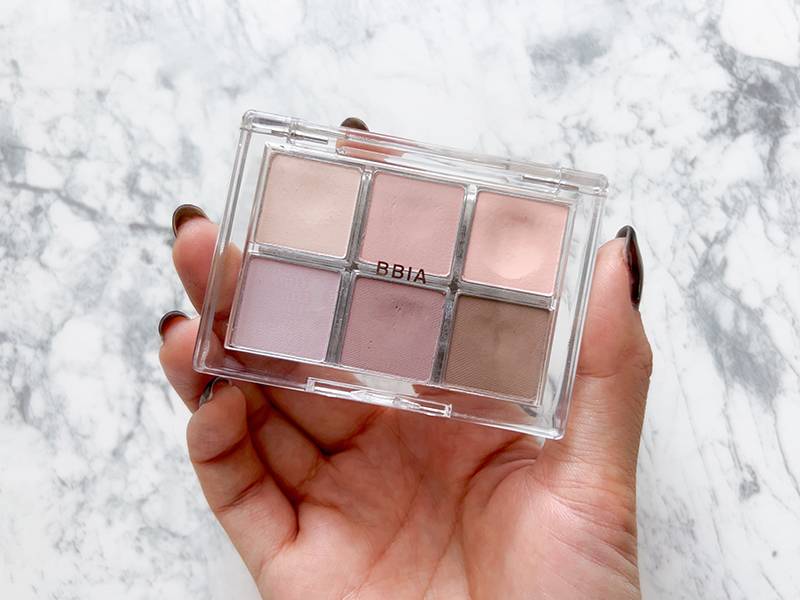 BBIAアイシャドウを手に持った画像