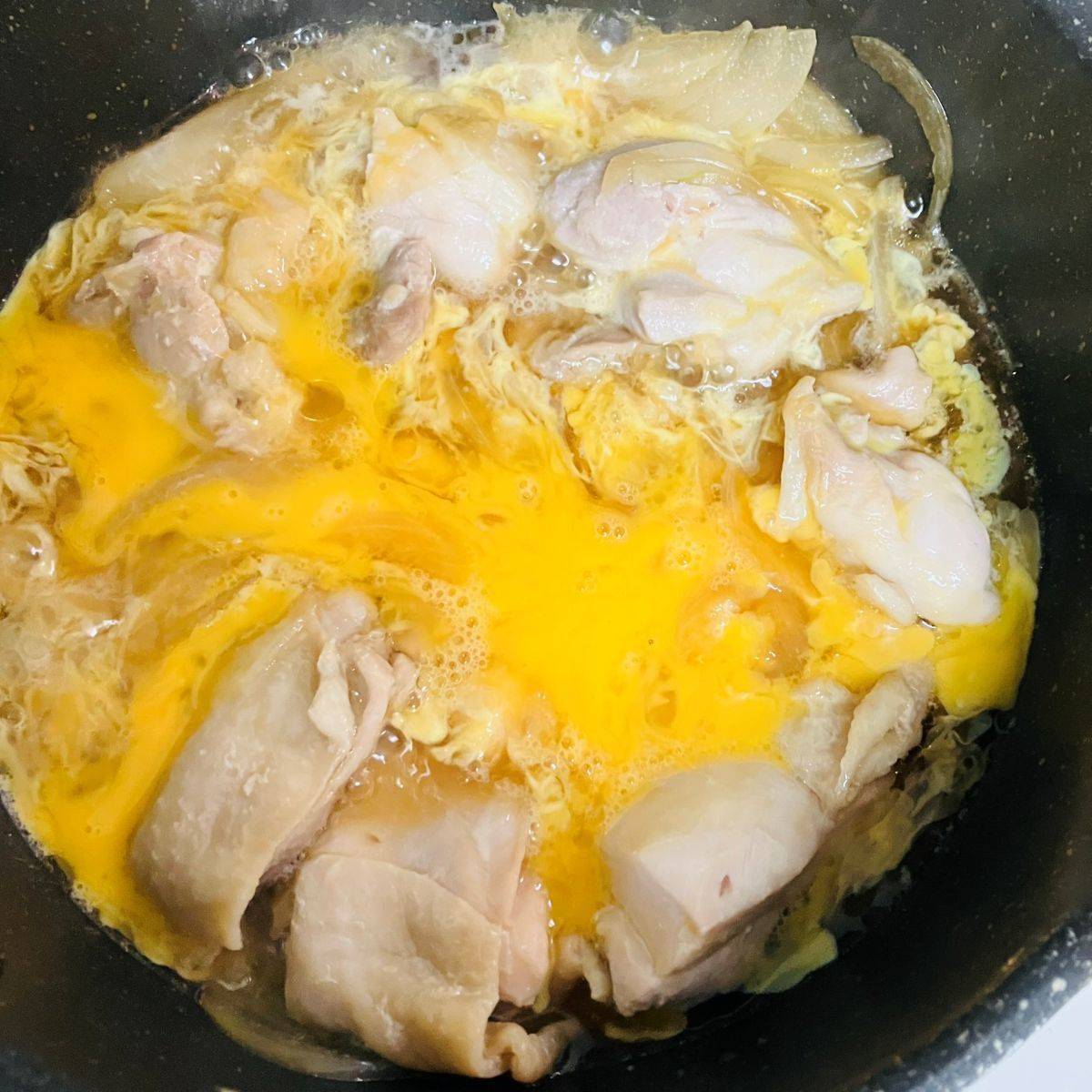 ヤマキ公式の「めんつゆの簡単親子丼」のレシピ