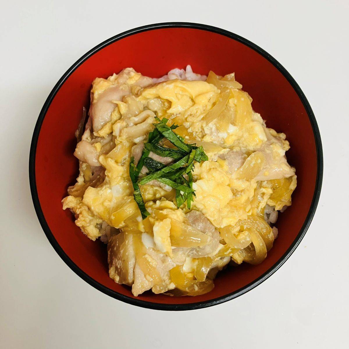 ヤマキ公式の「めんつゆの簡単親子丼」のレシピ