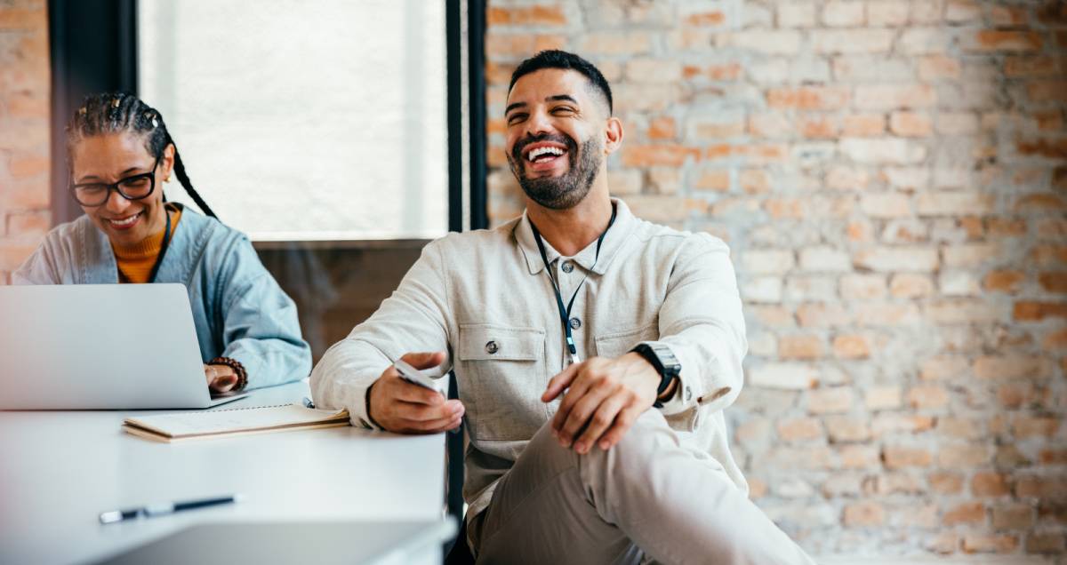 ミーティングを楽しむ男性