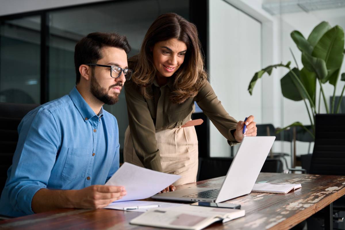 パソコンを見ながら話し合う男女