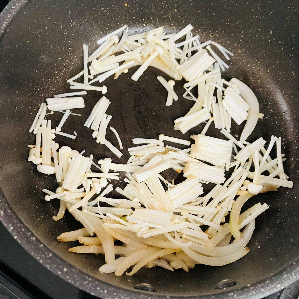 マ・マー公式の「余った魚で作れる!鮭のトマト煮込みパスタ」のレシピ