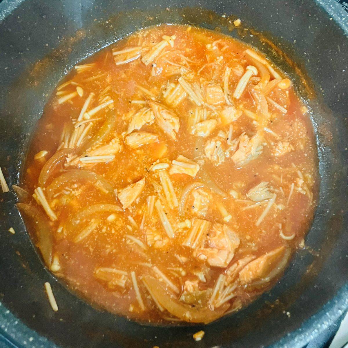 マ・マー公式の「余った魚で作れる!鮭のトマト煮込みパスタ」のレシピ