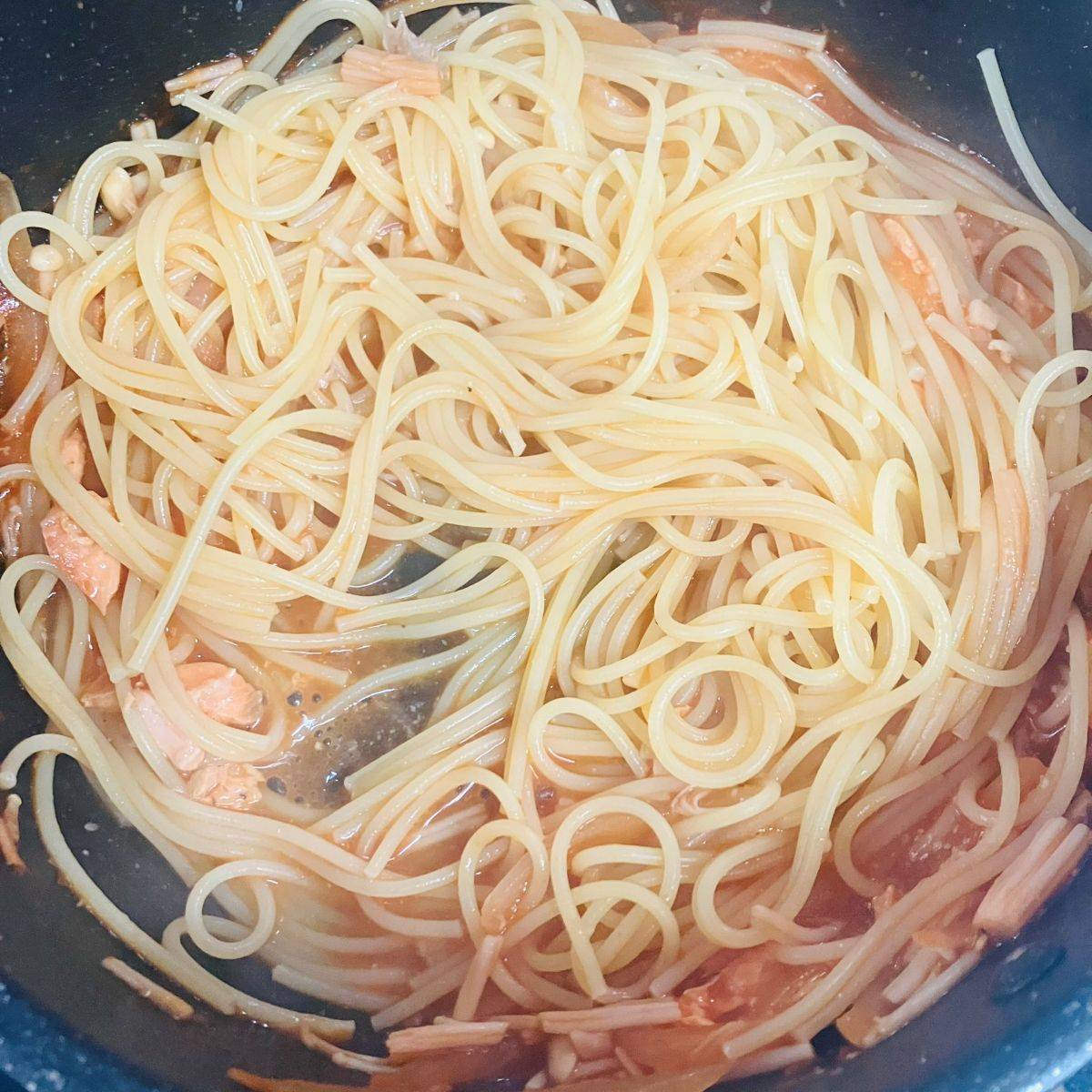 マ・マー公式の「余った魚で作れる!鮭のトマト煮込みパスタ」のレシピ