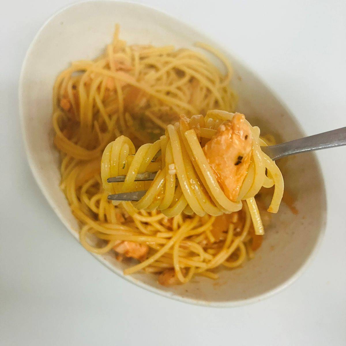 マ・マー公式の「余った魚で作れる!鮭のトマト煮込みパスタ」のレシピ