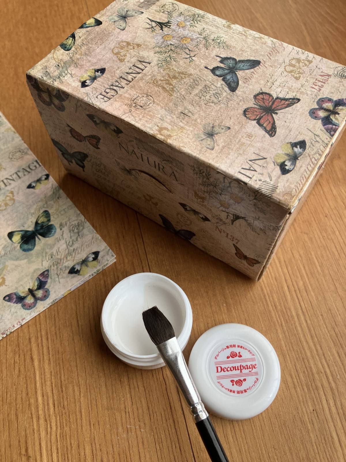 セリアのデコパージュ専用剤