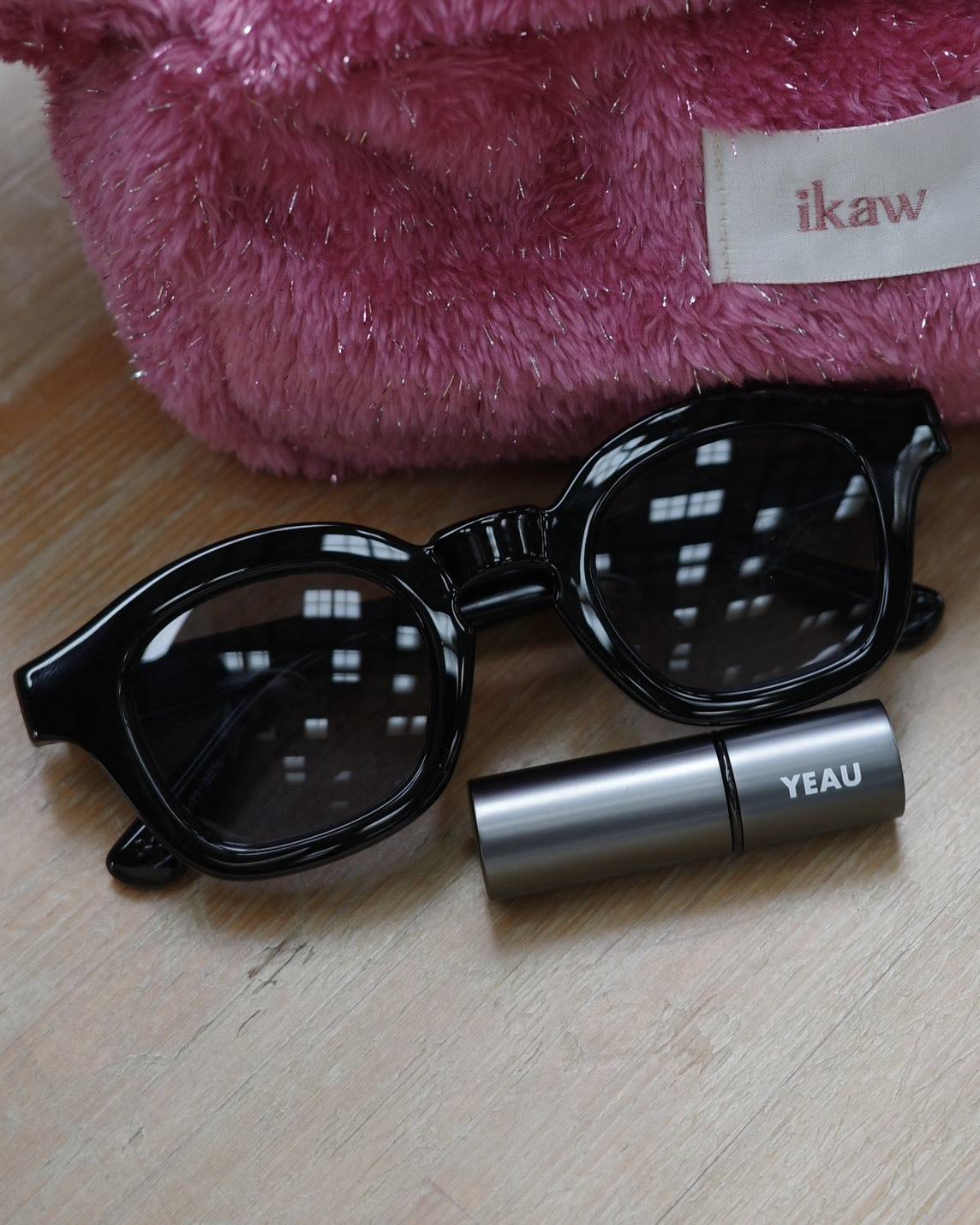 太めの黒縁メガネ