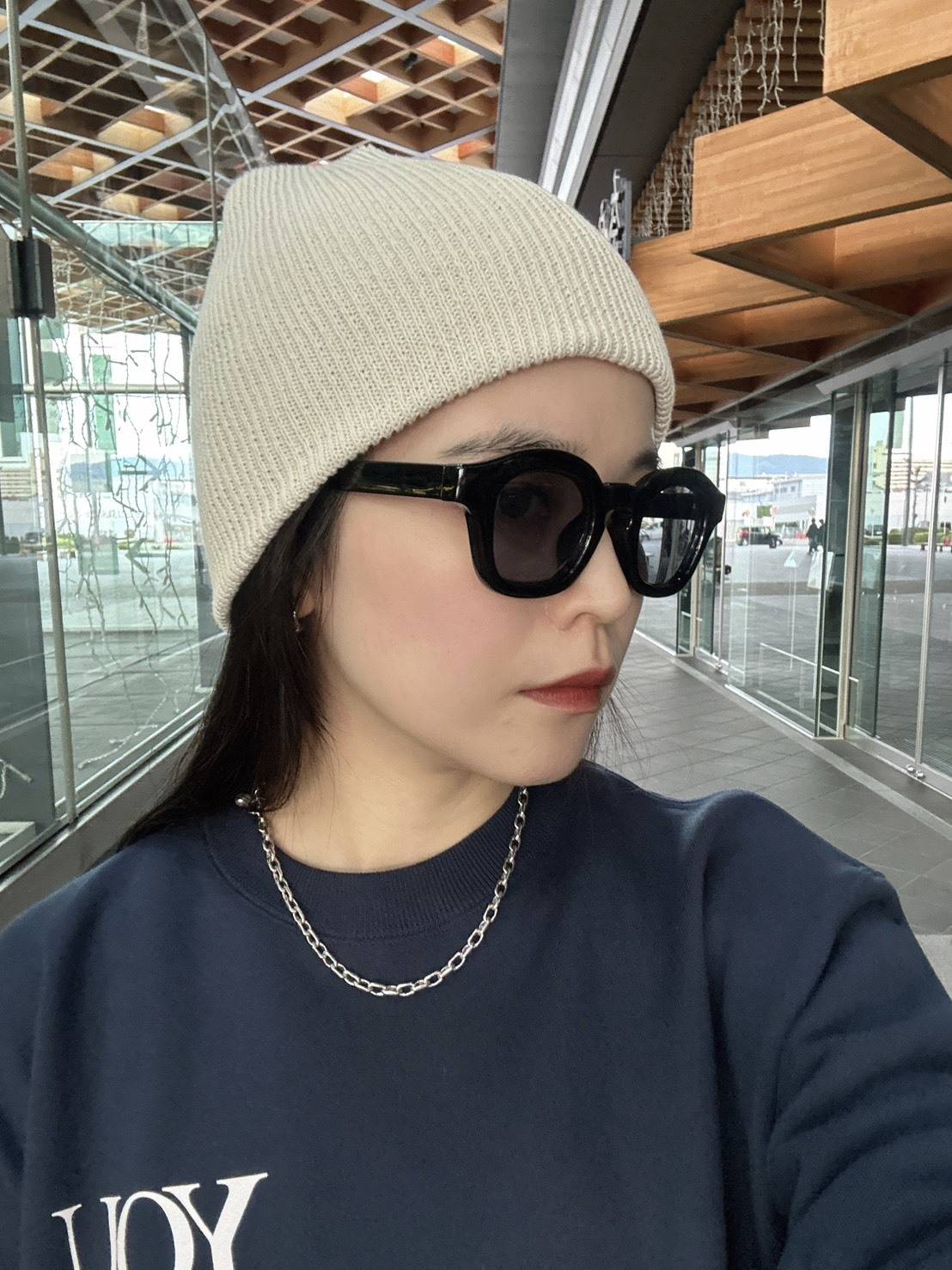 太めの黒縁メガネ着画