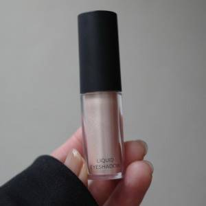 光を纏うまぶたへ……。ヨレ知らずの「リキッドアイシャドウ」で叶う立体アイメイク