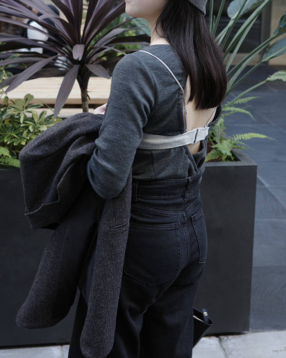 「バックオープントップス×ビスチェ」コーデ