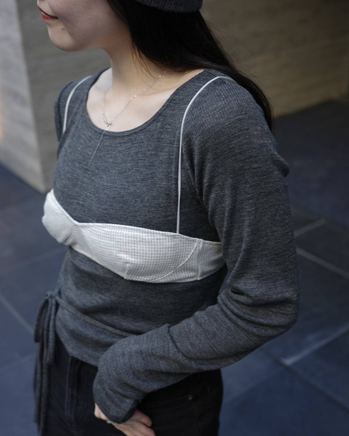 「バックオープントップス×ビスチェ」コーデ