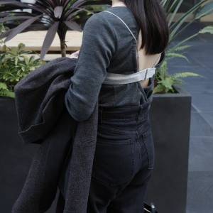 肌見せも上品に。「バックオープン×ビスチェ」でつくる洗練レイヤードコーデ