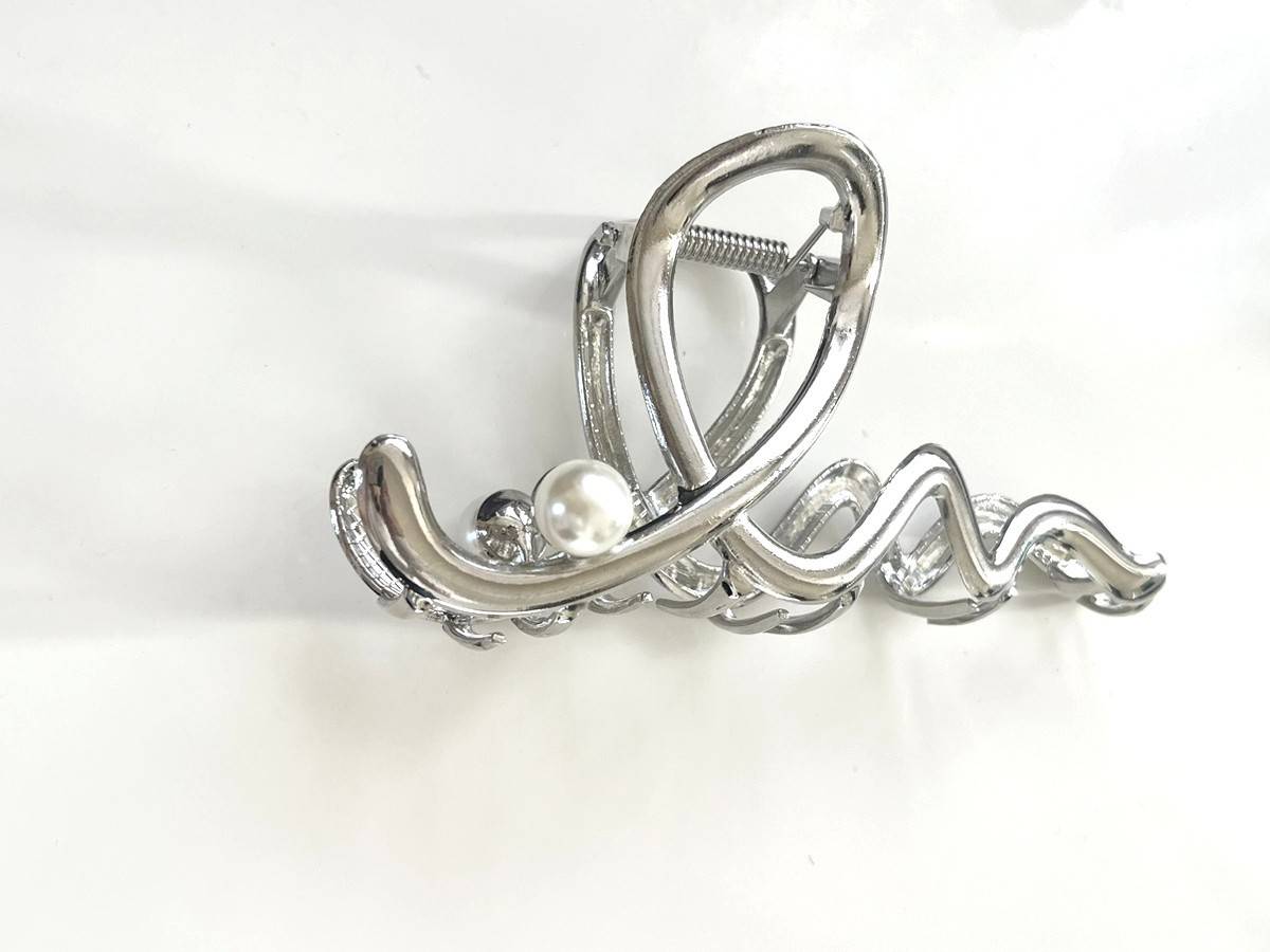 3COINSパール付きウネウネメタルバンズ置き画2