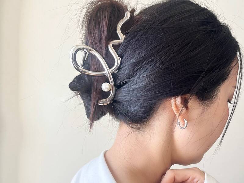 3COINSパール付きウネウネメタルバンズ着画1