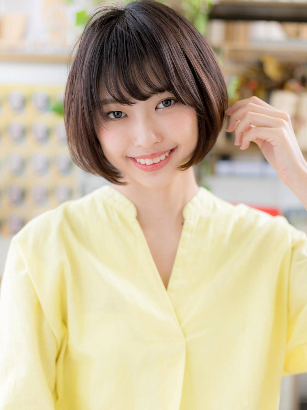 丸みシルエットの前下がりボブ