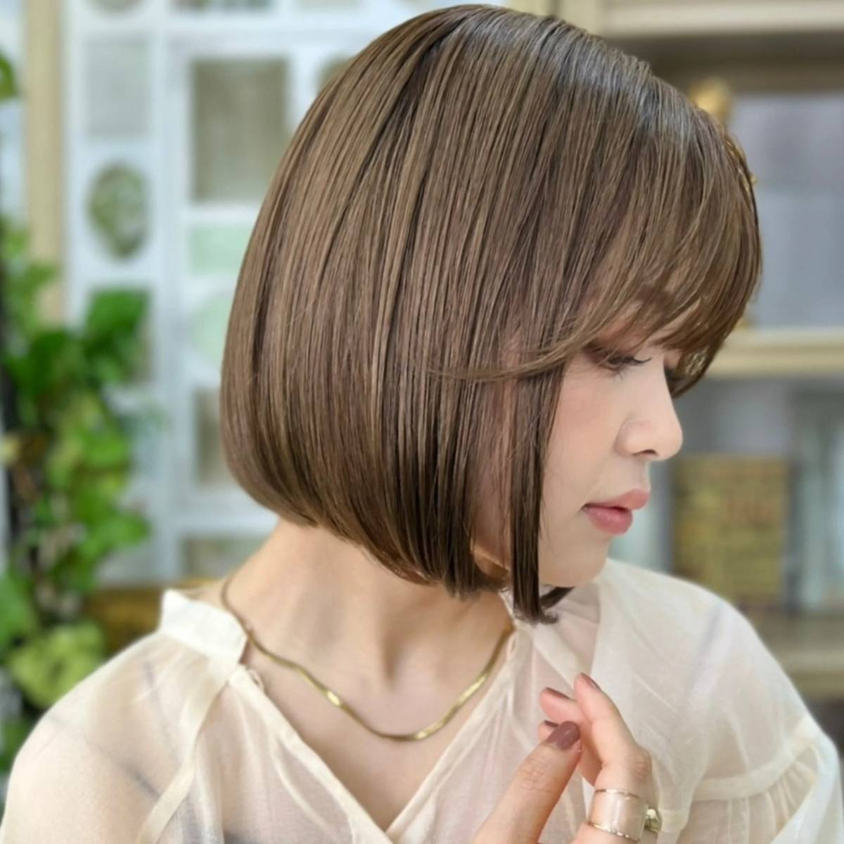 アッシュオリーブの前下がりボブ