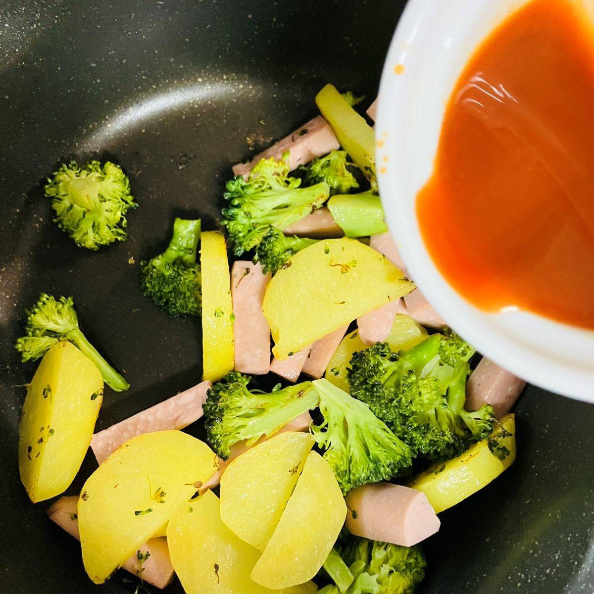 ニッスイ公式の「おさかなのソーセージとじゃがいものカレー炒め」のレシピ