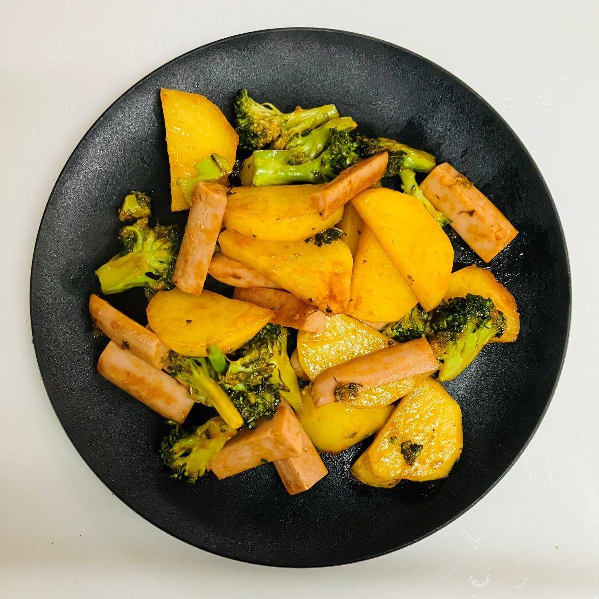 ニッスイ公式の「おさかなのソーセージとじゃがいものカレー炒め」のレシピ