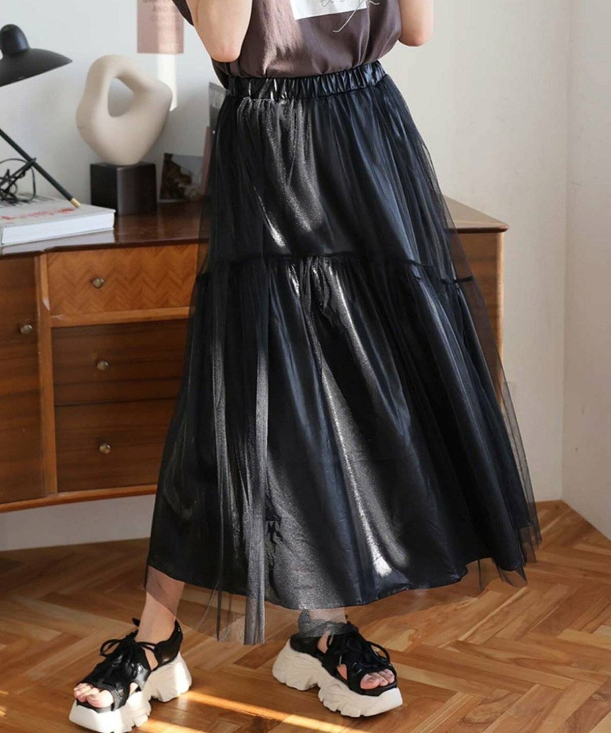 オールブラックコーデの女性