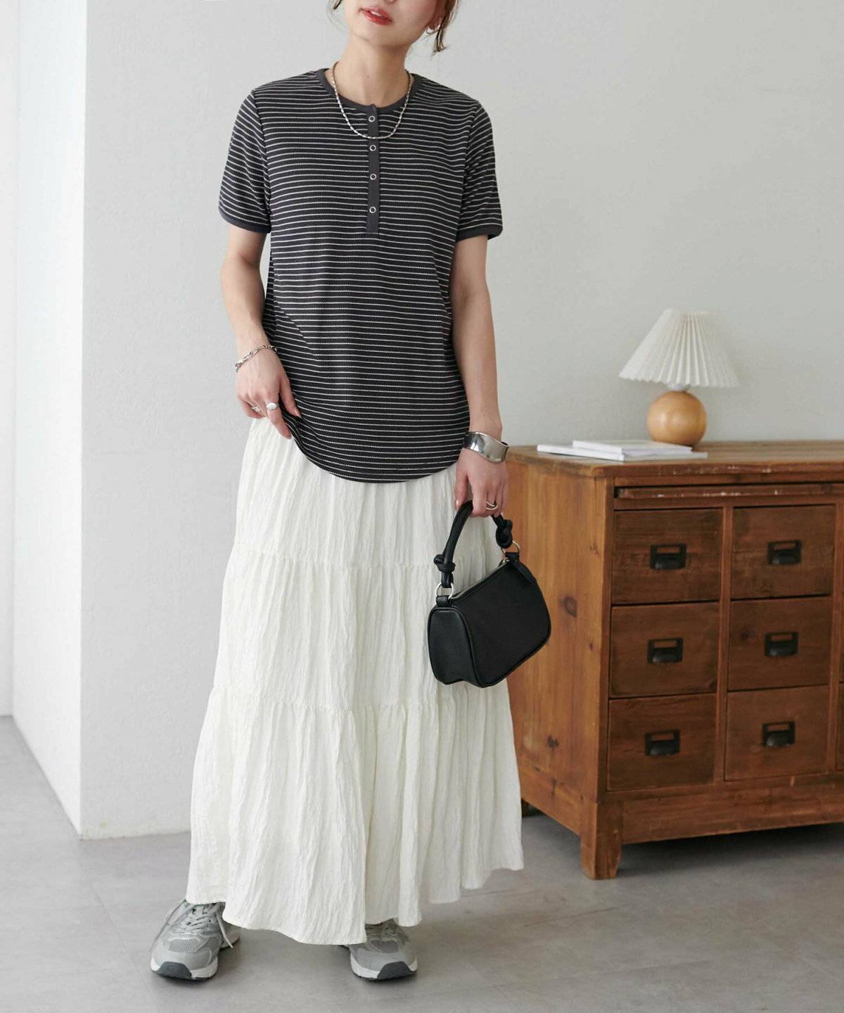 ボーダー柄トップスにスカートを合わせた女性