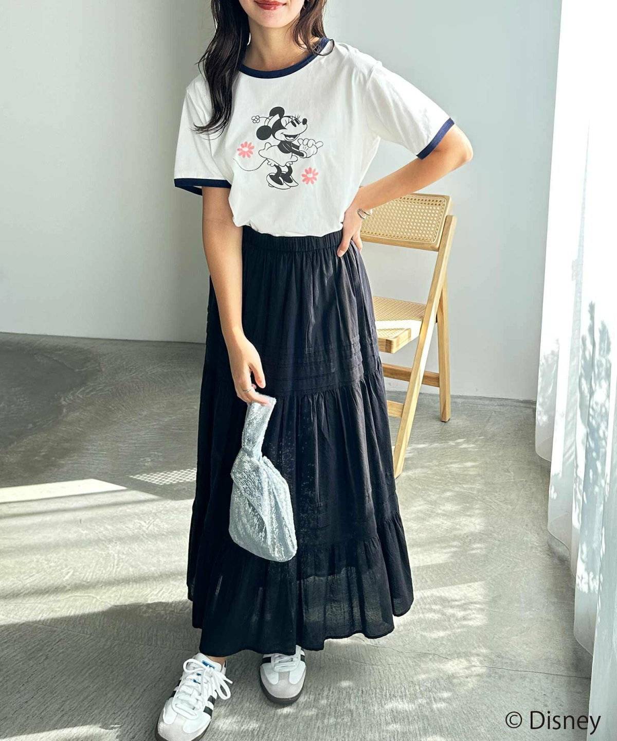 プリントTシャツにスカートを合わせた女性