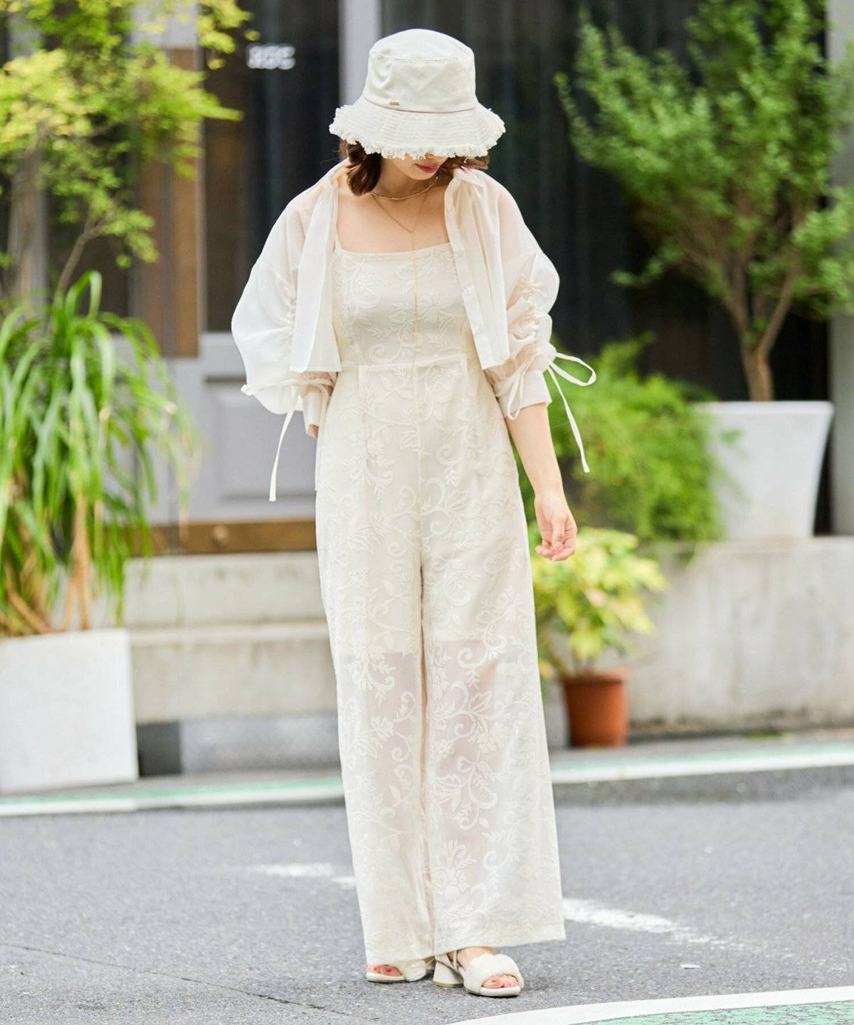 オールホワイトコーデの女性