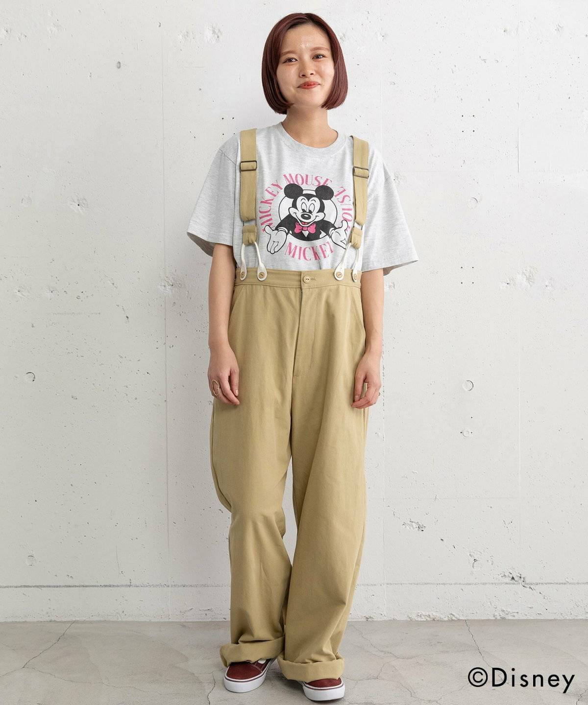 プリントTシャツにパンツを合わせた女性