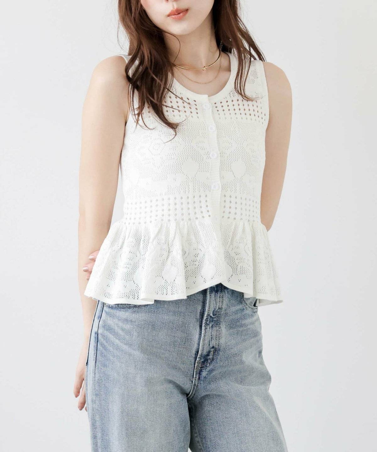 ホワイトのトップスにデニムを合わせた女性