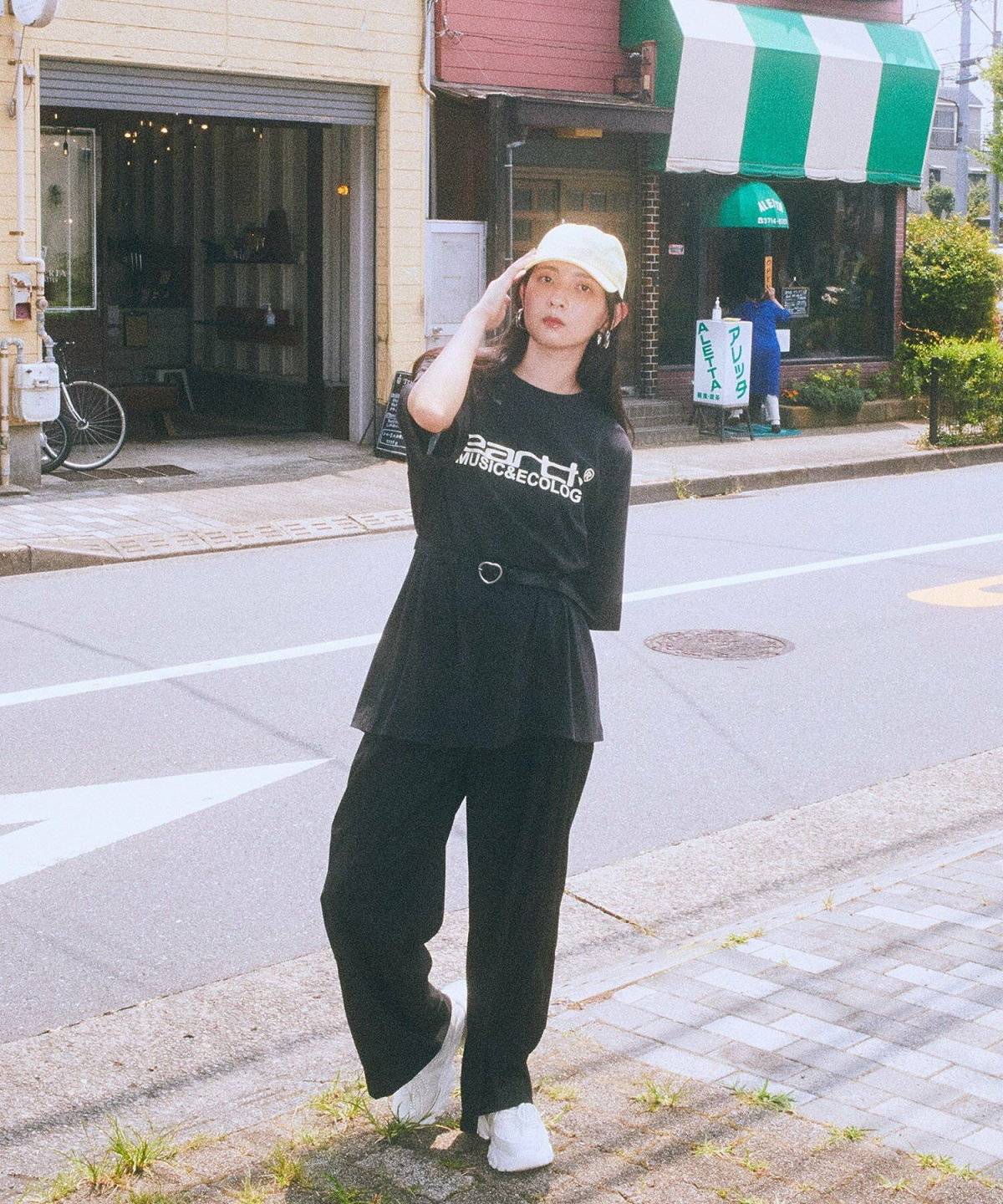 オールブラックコーデの女性