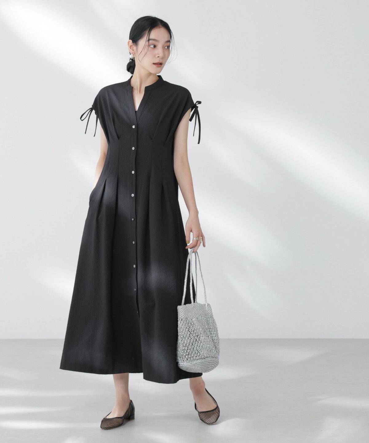 ブラックワンピースを着た女性