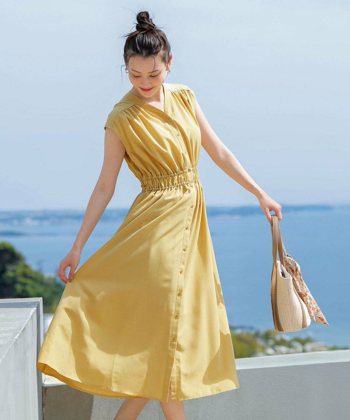 イエローのワンピースを着た女性