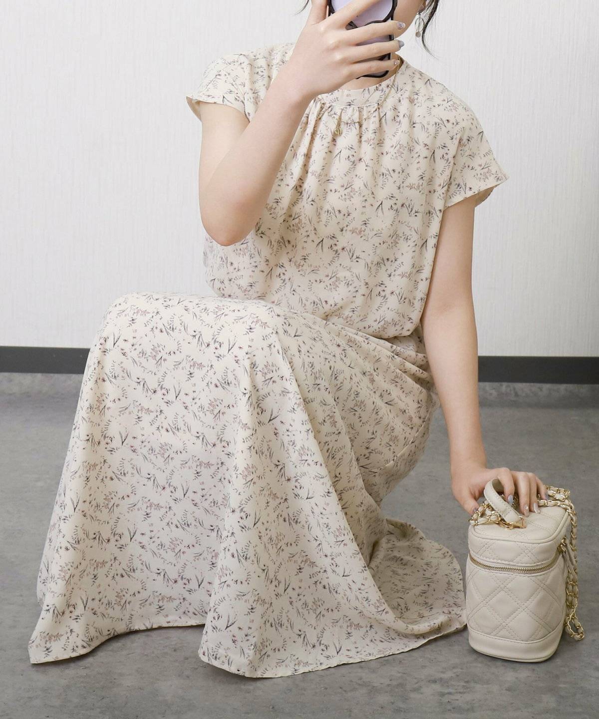 花柄ワンピースを着た女性