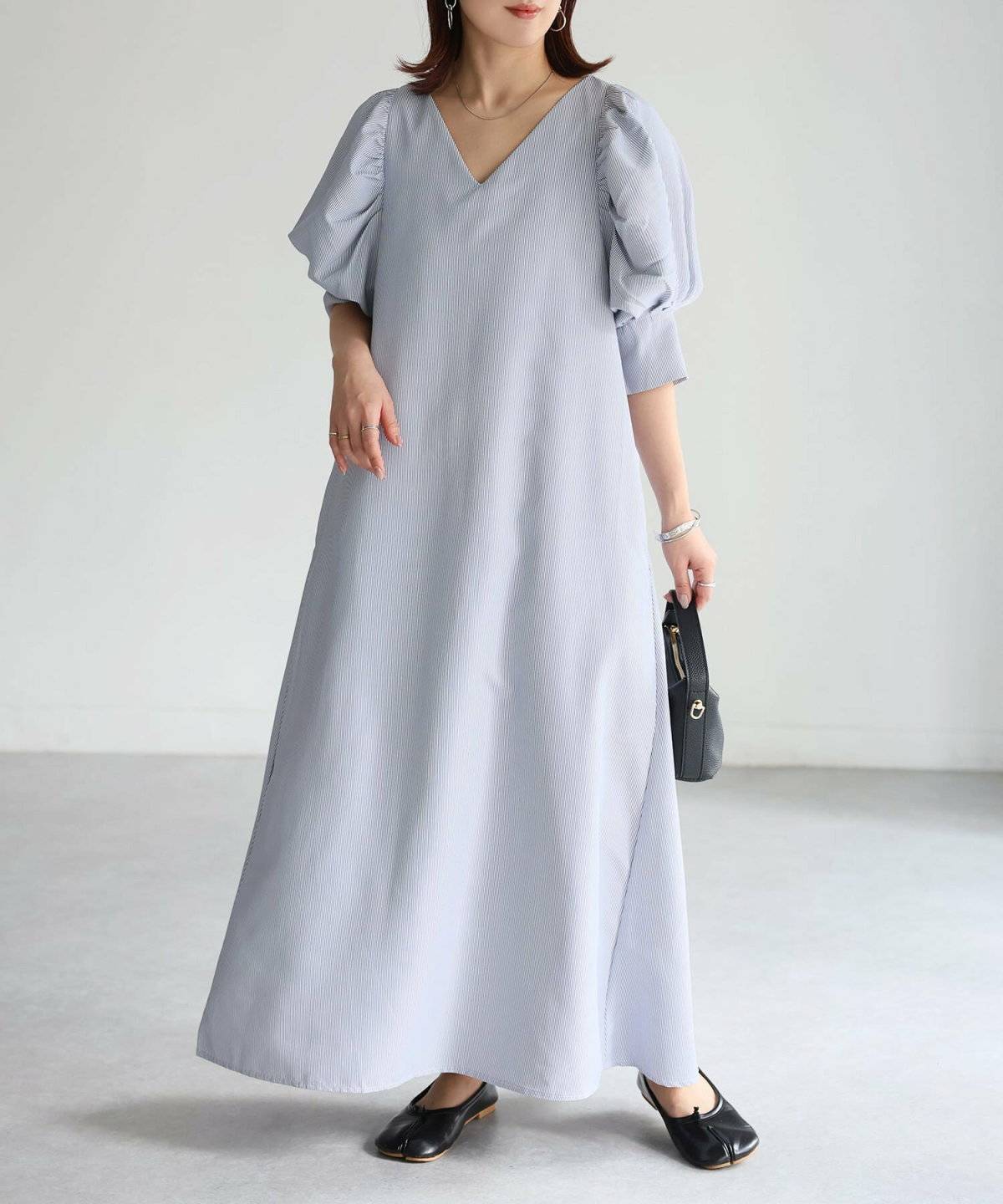 ブルーのワンピースを着た女性