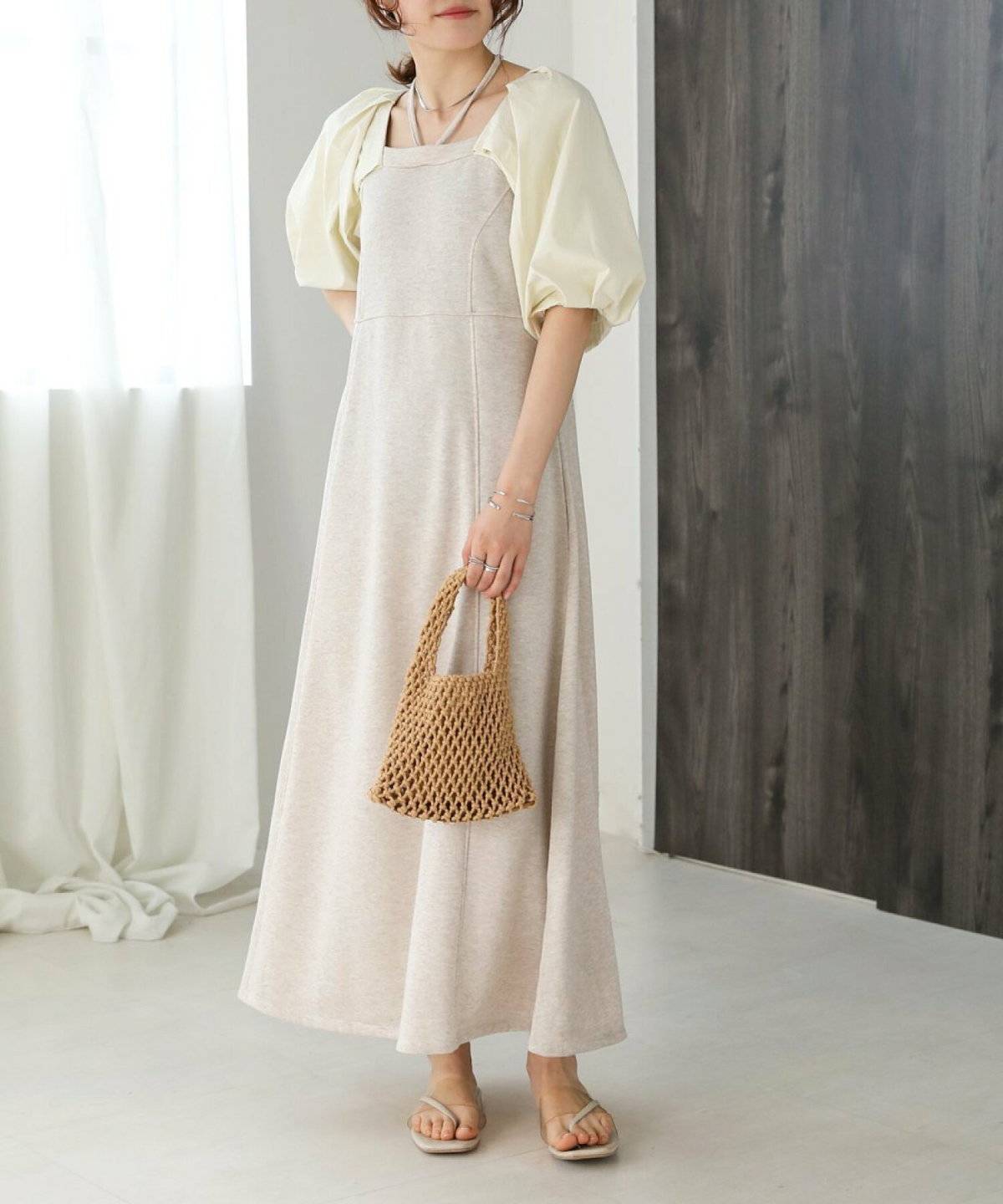 ベージュのワンピースを着た女性