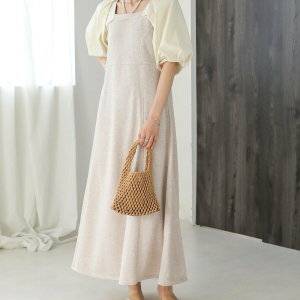  ベージュのワンピースを着た女性 