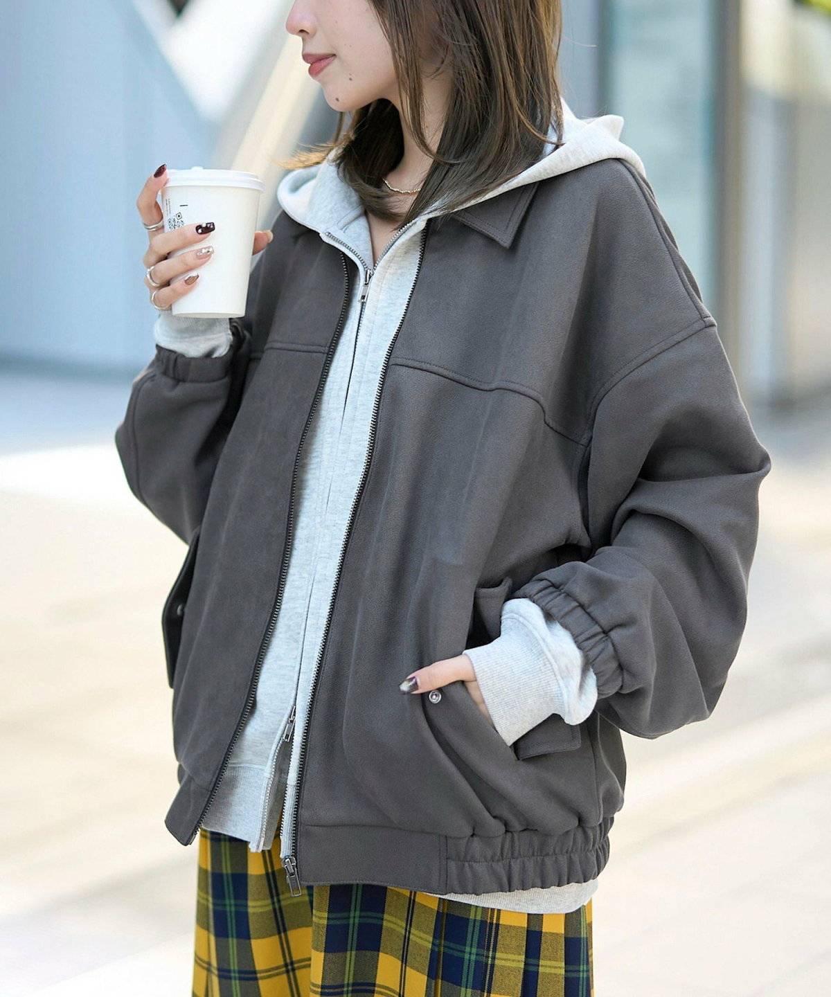 ブルゾンを羽織った女性