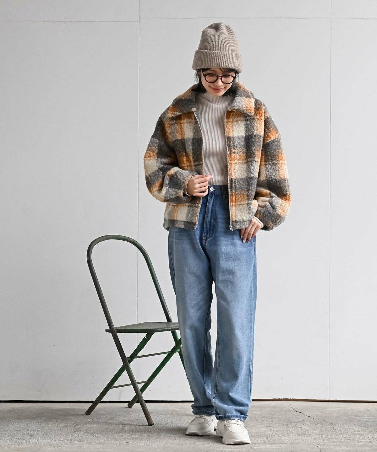 ブルゾンを羽織った女性