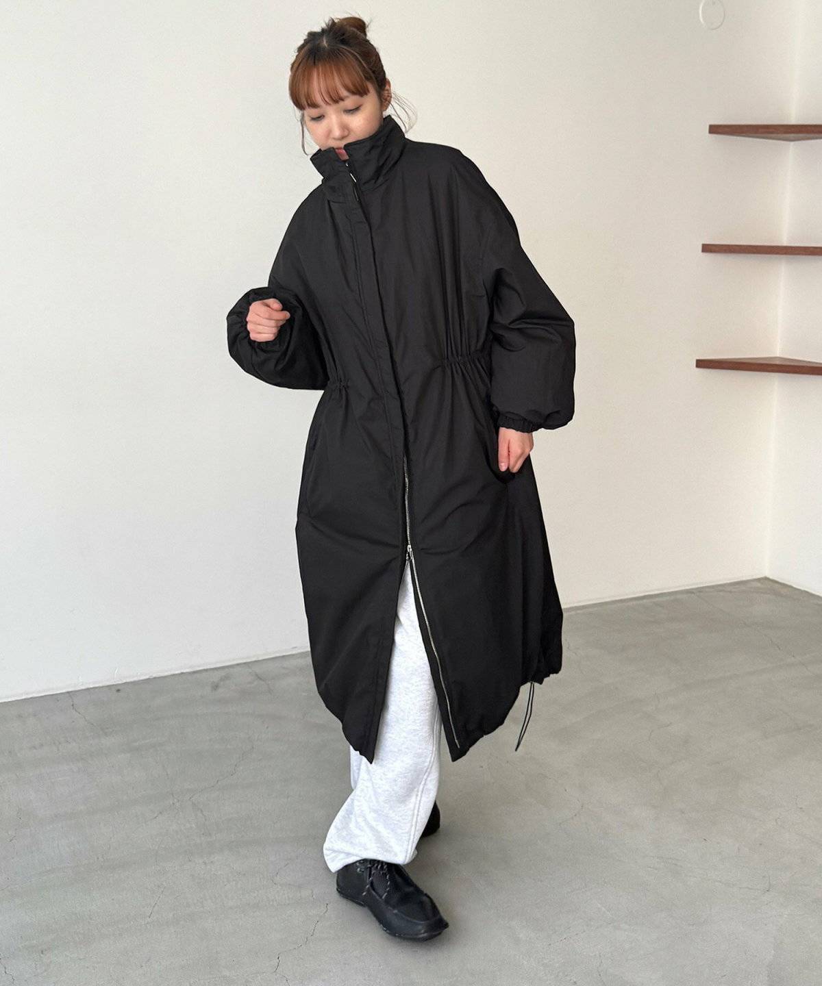黒のコートを羽織った女性